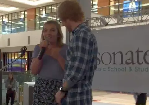 N-o să uite asta niciodată! Surpriza uriaşă de care a avut parte o adolescentă într-un mall | VIDEO