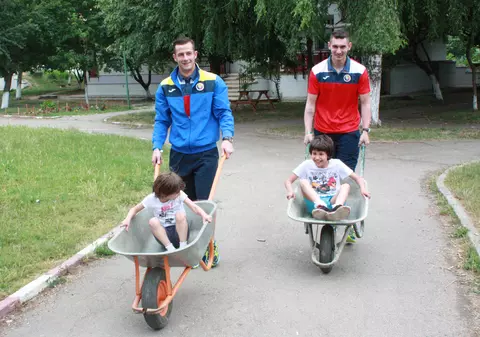 Tricolorii lui Dulca le-au făcut cadouri copiilor din satul SOS din București / FOTO