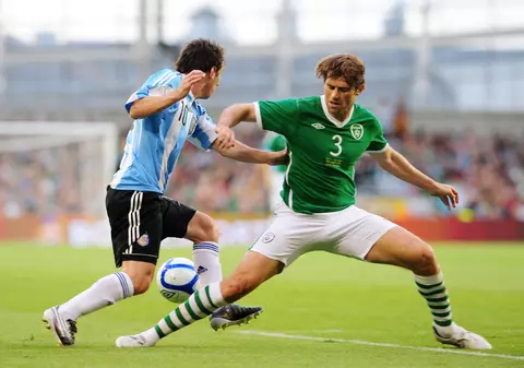 Ipoteză-șoc: irlandezii ar fi fost mituiți ca să nu-l faulteze pe Messi!