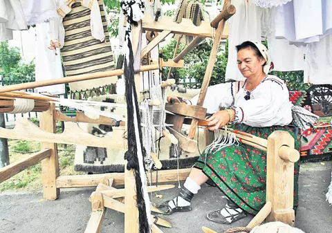 Satul s-a mutat în parc | Festivalul Internațional de Folclor «Muzici și Tradiții» a adunat în Cişmigiu meșteri populari din toate colţurile ţării