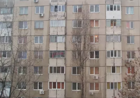 Tânăra din Brăila, ARUNCATĂ DE LA ETAJ. Agresorul a fost prins de poliție