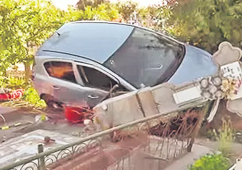 A intrat cu maşina în mormânt. La propriu