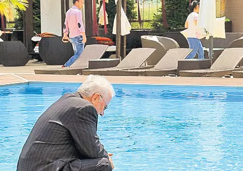 Columbeanu nu renunță la costum nici la piscină | FOTO