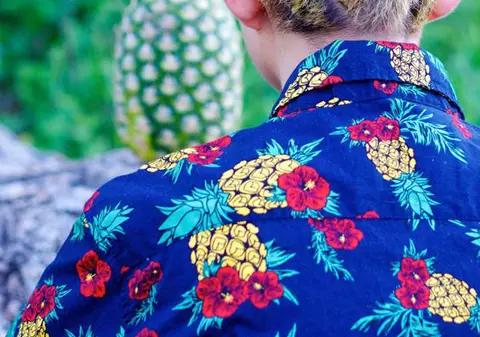 Ai face aşa ceva? Un tânăr s-a transformat în ananas după ce a pierdut un pariu