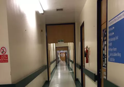 A vrut să-i dovedească iubitei că este la muncă și i-a trimis o imagine cu holul spitalului. Ce a văzut femeia în poză este însă TERIBIL