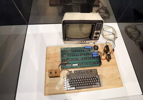 Un computer Apple în valoare de 200.000 de dolari, descoperit în gunoi