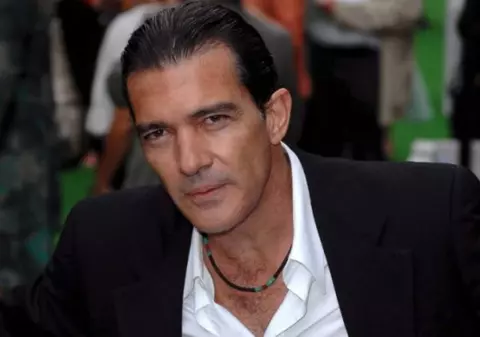 Antonio Banderas scoate bani dintr-o activitate care nu are legătură cu filmul. Vezi despre ce e vorba