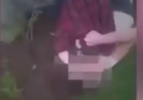 Scene incredibile de violență! Două adolescente s-au bătut CRUNT în fața unui supermarket | VIDEO