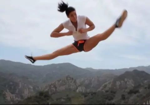 Îți vine să crezi că ea e FIICA lui VAN DAMME? E frumoasă de pică, toată numai mușchi și face șpagatul perfect! 