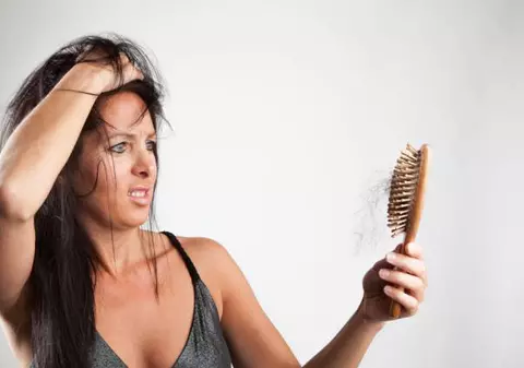 USTUROIUL, bun și pentru PĂR! Vezi cum să-l aplici ca să oprești căderea părului