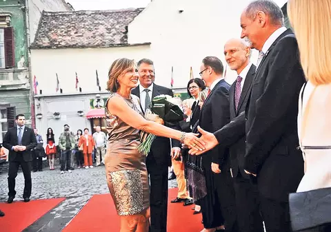 Carmen Iohannis, mai urmărită ca piesa de teatru | Într-o rochie scurtă, cu paiete, soţia preşedintelui a fost atracţia serii la festivalul de la Sibiu