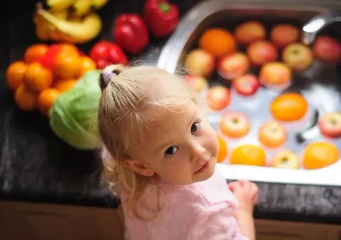 Cum să îndepărtezi ceara şi pesticidele de pe fructe şi legume