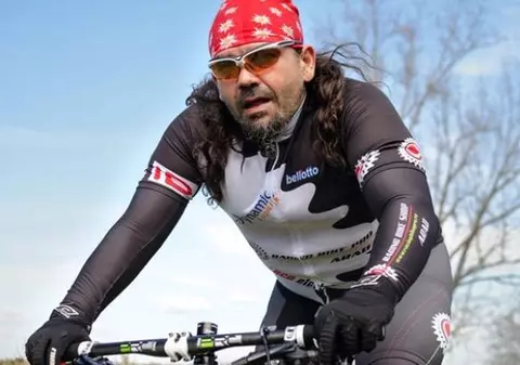 Adrian Igrișan a dat motocicleta pe bicicletă. Rockerii care au dat șprițul, țigara pentru pedalat!