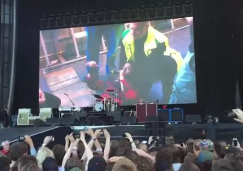 VIDEO Momente de GROAZĂ în timpul unui concert! Un cântăreţ celebru a căzut pe scenă şi şi-a RUPT PICIORUL 