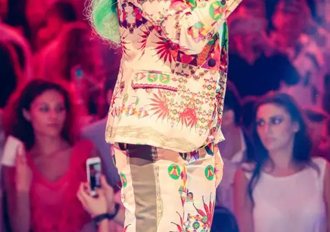 Ai văzut-o în toate ipostazele, dar așa niciodată! Delia a șocat audiența când a apărut pe scenă AȘA! Toți au avut impresia că...