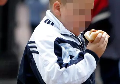 De ce NU E BINE SĂ MĂNCÂM în PICIOARE