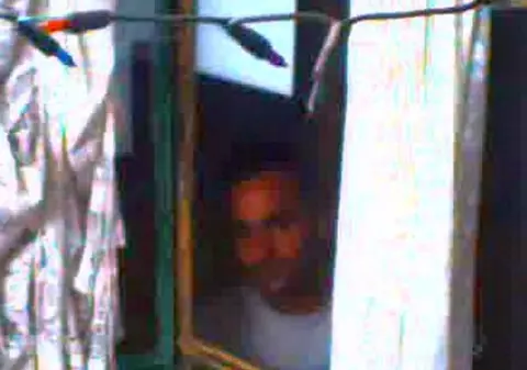 Alertă în Bucureşti! Poliţia caută un pervers care a agresat sexual patru copii în liftul unui bloc | FOTO