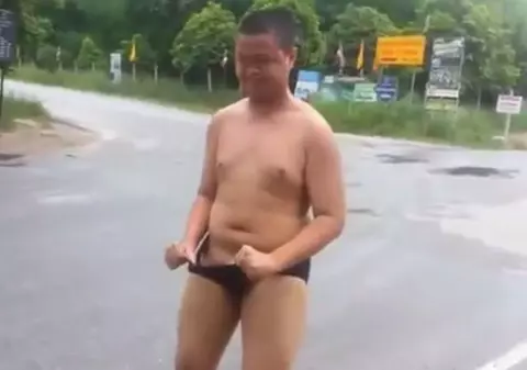 VIDEO Reacţia ŞOCANTĂ a acestui tânăr, când i se bagă în chiloţi FURNICI DE FOC