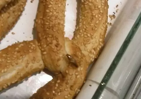 GÂNDACI ŞI ŞOBOLANI într-un supermarket din Capitală. Imagini care-ţi vor întoarce stomacul pe dos VIDEO