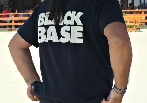 Nostalgic după serie când îi cânta la ureche fostului președinte, Gheorghe Gheorghiu poată un tricou doliu –Black Base