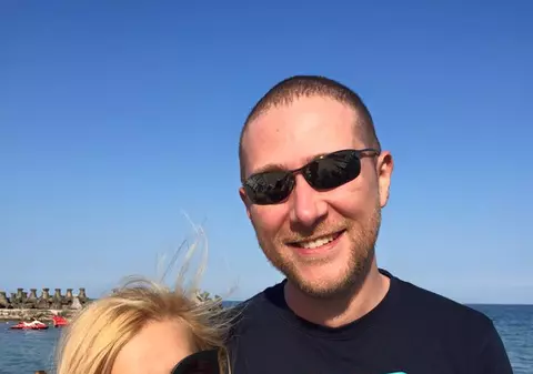 Gherghe a plecat cu IUBITUL la mare! Mesajul obscen pe care-l avea acesta pe TRICOU! Cum a putut să-i scape asta SIMONEI?