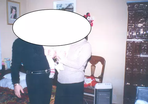 Fotografia pe care NU A VĂZUT-O NIMENI! Uite cum arăta GIGI BECALI, în anii '90, când se poza CU FAMILIA lângă SOBA DE TERACOTĂ! Ce avea pe PEREȚI E INCREDIBIL!