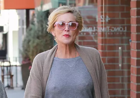 Da' sutienul, unde-i sutienul? Sharon Stone a ieșit pe stradă cu sânii la purtător | FOTO