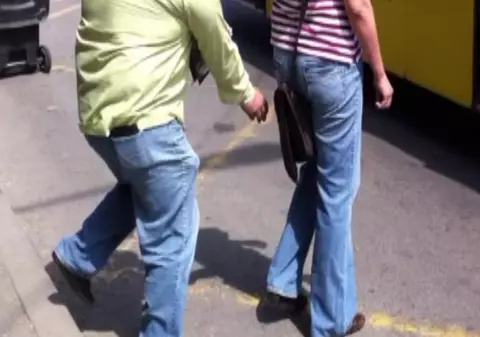 Uite cum operează HOȚII de buzunare, în autobuz | VIDEO