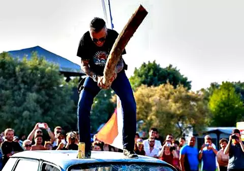 ”Sunt Făt-Frumos, am paloșul gros!” Ipostaza inedită în care a fost surprins ”cârtotașul” Hrubaru la un festival al motocicliștilor. Te va pufni râsul instant!