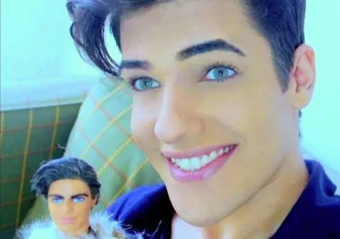 Tragedie fără margini! A MURIT tânărul care şi-a făcut zeci de operaţii ca să semene cu PĂPUŞA KEN VIDEO