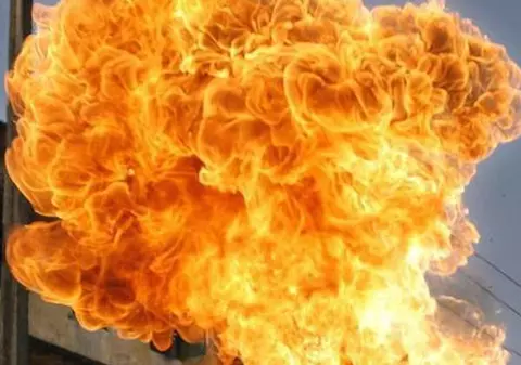 Incendiu la ieşirea din Capitală! Un depozit de substanţe inflamabile a luat foc