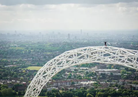 Imaginile care-ți dau FIORI! Un tânăr s-a URCAT unde NU CREDEAI că POATE AJUNGE CINEVA | VIDEO