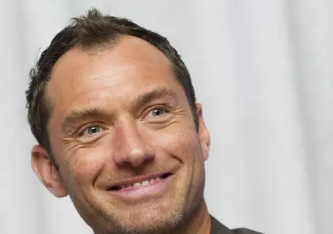 Cu cine se iubește Jude Law? Trebuia să-l trateze, dar între ei s-a înfiripat ceva!