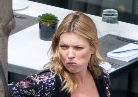 Kate Moss a ajuns pe mâna poliției după ce A FĂCUT SCANDAL în AVION