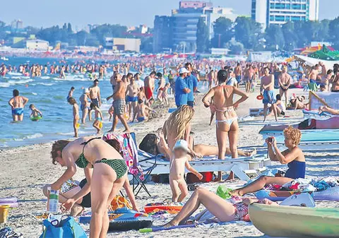 Zeci de mii de români au fost de Rusalii pe litoral. Află cât cheltuiește un român, în weekend, la mare!