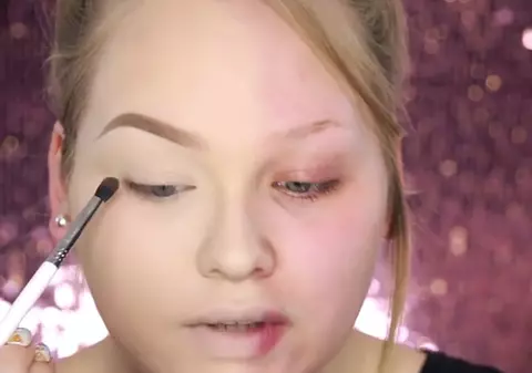 Rămâi mască! Cum se transformă o tânără absolut banală prin machiaj | VIDEO