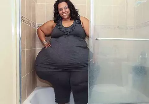 Ea e femeia cu CEL MAI MARE FUND din lume. Abia se mişcă din cauza posteriorului uşias: "Mai bine aşa, decât o slăbănoagă"