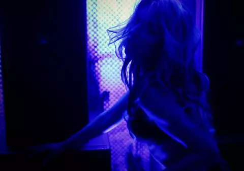 PREMIERĂ LIBERTATEA.RO | Misty, INCREDIBIL DE SEXY, în noul videoclip, "Ragga Girl", feat. Karie & Johnny King