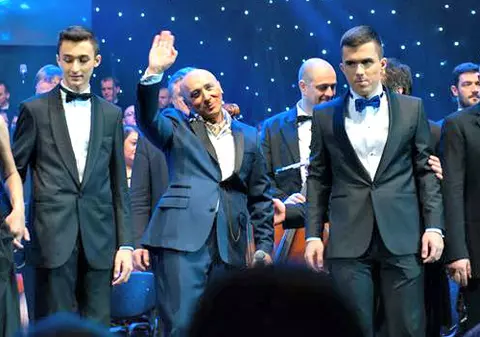 Mai ceva ca-n  Kelly Familly! Marcel Pavel urcă pe scenă toată familia sa