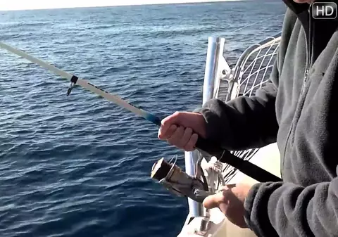 A înlemnit! A prins un pește mai mare decât caiacul în care stătea!