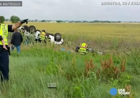 Imaginea care a ULUIT INTERNETUL! Ce face acest polițist cu micuța al cărei tată a murit în accident! | VIDEO