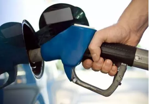 Vești PROASTE pentru șoferi. Benzina s-a SCUMPIT din nou