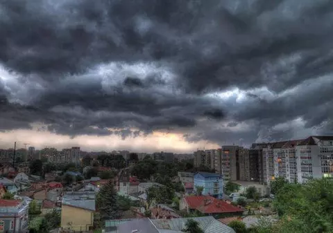 PROGNOZA METEO actualizată. Averse și descărcări electrice