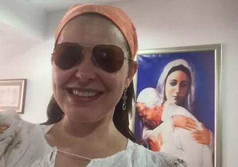 Sărbătorește ”Ziua Internațională a iei” lângă un tablou cu Papa 