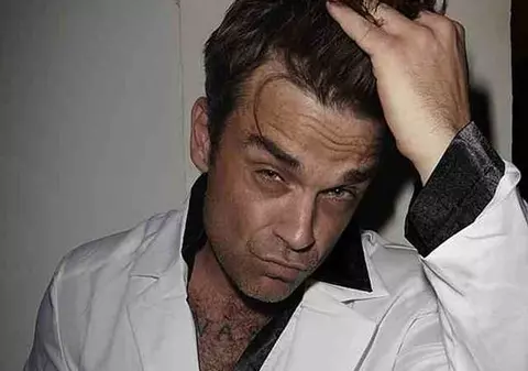 CE URÂT! Robbie Williams habar nu are cum se numeşte capitala noastră, deşi va cânta aici! A confundat România cu Serbia
