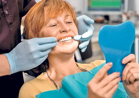 Ai peste 40 de ani? Mergi mai des la stomatolog