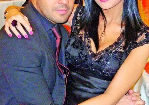 Un cunoscut burlac s-a pus în genunchi în faţa iubitei, în direct: "Îţi promit că la toamnă ne căsătorim"