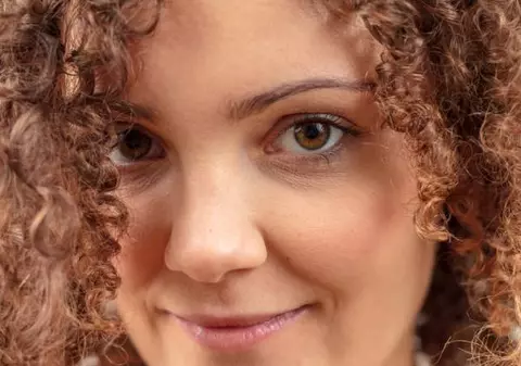 CUM ÎȚI FACI BUCLE AFRO CU ȘURUBELNIȚA