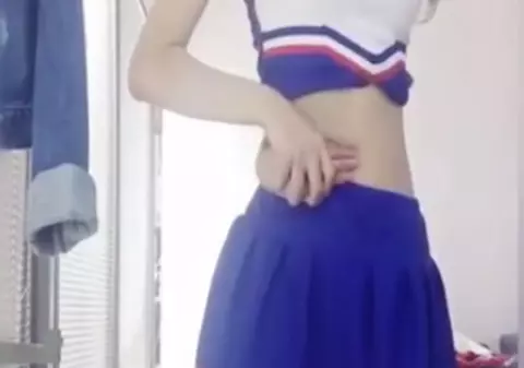 Mii de tinere puse să treacă TESTUL BURICULUI și apoi să pună imaginile pe internet | VIDEO