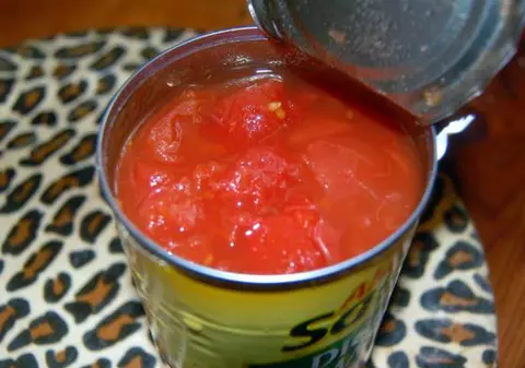 I-a trecut foamea imediat! Ce a găsit o gospodină într-o conservă de roşii cumpărată din supermarket 